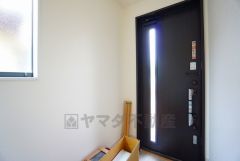 採光も考えられた明るい玄関です。自動で閉まるタッチキーとTVインターホンが装備されているので、セキュリティーも安心。