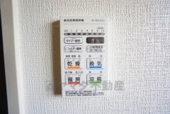 雨の日の洗濯も安心できる浴室暖房乾燥機付き浴室。リモコンで操作もボタン1つで簡単。 浴室暖房乾燥機には、暖房、乾燥、涼風、換気の4つの機能が付いています。タイマー付きです。