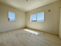 2面採光を確保した明るい室内は、風通しも良く、大変居心地の良い空間となっております。爽やかな風を感じて起きる朝は、快適生活の始まりに。