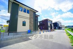 カースペース並列2台＾＾前面道路は西側約5m、東側約32.2ｍ。 車の離合もスムーズです。