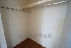 収納力豊富なウォークインクローゼット付き。洋服や小物などを1箇所にまとめて美しい収納を実現します。