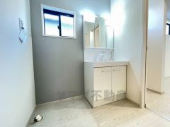 三面鏡つき洗面台。収納も一体型になっているので、ドライヤーやヘアアイロンの置き場に困りませんね。