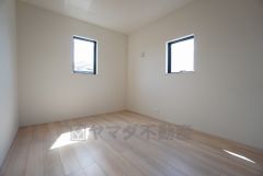 同仕様写真。2面採光を確保した明るい室内は、風通しも良く、大変居心地の良い空間となっております。爽やかな風を感じて起きる朝は、快適生活の始まりに。