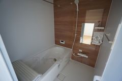 1坪サイズの浴室は、足をのばしてリラックスできます。浴室乾燥機付きなので、雨の日も気にせず洗濯物が干せます。