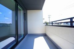 陽当たりの良いバルコニーです。お洗濯やお布団干しはもちろん、日光浴スペースにも。足元は防水工事施工済です。