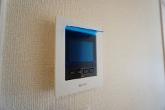 ドアを開けずに来訪者を確認できるモニター付インターフォン。見やすいカラー表示、ハンズフリータイプです。