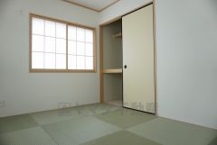 同仕様写真。リビングからの続き間として和室をご用意しました。普段はリビングとつなげて開放的なスペースとして。来客時には客間としてお使いいただけます。