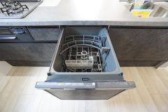 家事の時間が短縮できる食器洗浄乾燥機付。後片付けもラクラクです。 食器を洗う手間が減るので家族とのコミュニケーションの時間や自分の時間が増えますね。