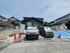 カースペースは並列駐車の2台分を確保＾＾前面道路は交通量が少ないためお子様がいるご家庭でも安心です＾＾