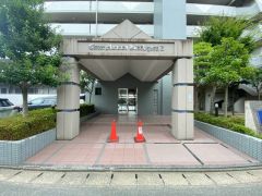 手入れの施された植込が迎えてくれるエントランスです。