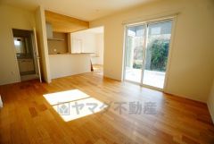 断熱性能の窓ガラスを採用。省エネ、光熱費カットにも貢献します。 夏は涼しく、冬は暖かく快適に過ごせます。