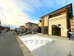 前面道路は公道南側約6ｍ、北側約11.9ｍ。