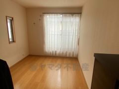 2面採光を確保した明るい室内は、風通しも良く、大変居心地の良い空間となっております。爽やかな風を感じて起きる朝は、快適生活の始まりに。