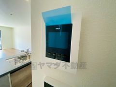 防犯性もばっちり、TVモニター付きインターフォン完備。大きなモニターで玄関先を確認できます。録画機能が付いているので不在時の訪問者も確認できて安心です^^