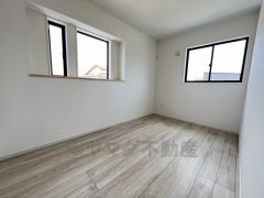全居室にはたっぷり収納できる大型クローゼットを設置しています。窓には断熱性・保温性にすぐれ、省エネ効果のあるペアガラスを採用。冬には結露を防止します＾＾