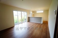 同仕様写真。家族が集まる開放的なリビング。約118.5帖の大空間で毎日のお食事が楽しみです＾＾思い思いの時間を過ごしたり、家族みんなで食事をしたり、素敵な団らんの場になりますね。