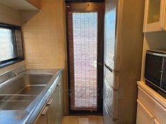 キッチンは勝手口がついていて、外の出入りや、空気の入れ替えで風通しよくできます。