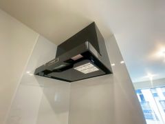 調理により発生する油煙や臭いを吸い込み、屋外へ排気してくれます。