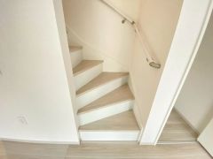 ご年配の方でも安心できる、手すり付き階段です＾＾段差も低めで設定されてますので安全性にも優れてますね＾＾