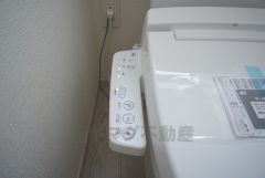 温水、暖房、ウォシュレット付の高機能トイレです。