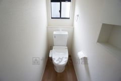 温水洗浄機付トイレです。節水機能もあるので、安心して使えますね。もちろん、1階2階の2ヶ所にトイレがあるので、忙しい朝にもゆとりができますね。