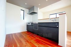 対面式カウンターキッチンでお子様の様子が見守れます。カウンタートップは耐熱性に優れており、日ごろのお掃除もふき取るだけでＯＫ。ステンレスシンクも簡単にお掃除できますよ。