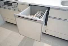 家事の時間が短縮できる食器洗浄乾燥機付。後片付けもラクラクです。 食器を洗う手間が減るので家族とのコミュニケーションの時間や自分の時間が増えますね。