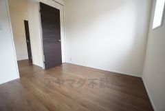 木目調のシンプルデザインで落ち着きと安らぎの空間に仕上げています。各部屋に収納が完備されているので、お荷物が多くなっても安心の設計です。