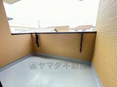 幅広のインナーバルコニーは洗濯物を守りやすく、眩しすぎる日差しも和らげます。 お洗濯物も気持ちよく干せそうです。