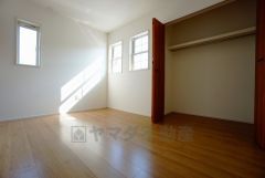 同仕様写真。木目調のシンプルデザインで落ち着きと安らぎの空間に仕上げています。各部屋に収納が完備されているので、お荷物が多くなっても安心の設計です。