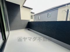 お洗濯物を干すスペースとしても十分な広さがあります。  お天気の良い日はお洗濯物がよく乾きそうな日当たり良好のバルコニー