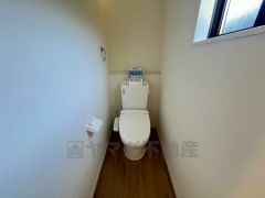 1階2階の2ヶ所にトイレがありますので、忙しい朝にも家族に気を使わず、ゆとりが生まれますね＾＾ 小窓付きで換気する時に便利です＾＾