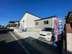 前面道路は、公道西側約6ｍ、北側約6ｍ。幅広いため、車の離合もスムーズです＾＾角地で陽当たり・風通し良好＾＾