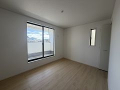 住む人のこだわりを活かす洋室＾＾日当たりがよく、寝室としての利用もおすすめ。広めのクローゼットもあり荷物もすっきり片付けれ、ゆとりのある暮らしが出来ます＾＾