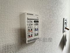 浴室暖房乾燥機には、暖房、乾燥、涼風、換気の4つの機能が付いています。タイマー付きです。