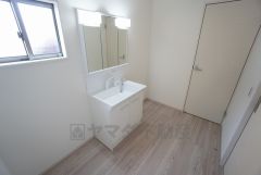 同仕様写真。収納が隠れて使いやすい、シャワー付き三面鏡洗面ドレッサーです。朝の準備もぬかりなくできます。