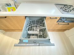 家事の時間が短縮できる食器洗浄乾燥機付。後片付けもラクラクです。