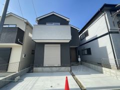 黒を基調としたおしゃれな外観です。