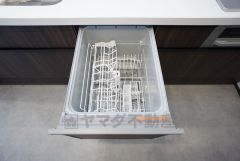 家事の時間が短縮できる食器洗浄乾燥機付。後片付けもラクラクです。 食器を洗う手間が減るので家族とのコミュニケーションの時間や自分の時間が増えますね。
