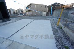 駐車スペースはゆとりある2台分を確保。マイカー用に、お客さま用に、余裕を持ってご利用いただけます。