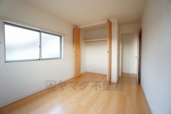 木目調のシンプルデザインで落ち着きと安らぎの空間に仕上げています。各部屋に収納が完備されているので、お荷物が多くなっても安心の設計です。