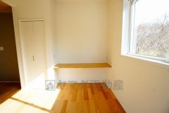 対面キッチン横にあるスタディーコーナー。キッチンからお子様のお勉強にも目が届きます。勉強やその他の作業もはかどりそうですね。