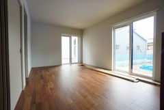大きな窓のあるリビングは、陽光あふれる明るい空間です。居心地良く、ご家族皆がゆったり寛げる憩いの空間となりそうです。
