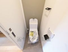 温水洗浄機付トイレです。節水機能もあるので、安心して使えますね。もちろん、1階2階の2ヶ所にトイレがあるので、忙しい朝にもゆとりができますね。