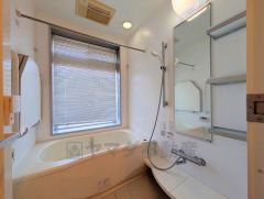 1日の疲れを癒すくつろぎのバスルーム。 リラックスできるバスタイムを過ごせます。 雨の日の洗濯も安心できる浴室暖房乾燥機付き浴室。窓もついています。