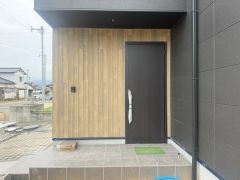 ブラックトーンの玄関扉＾＾外壁とマッチングしていてかっこいいですね＾＾家の顔となる玄関扉がかっこいいと、たくさんの人を招き入れたくなりますね＾＾