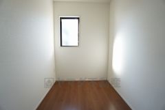 同仕様写真。ファミリークロークは奥行きがあるので布団や衣替えの衣装なども楽々収納できます。