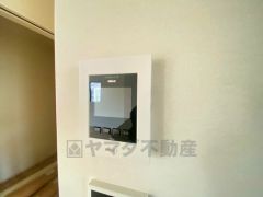 防犯性もばっちり、TVモニター付きインターフォン完備。大きなモニターで玄関先を確認できます。録画機能が付いているので不在時の訪問者も確認できて安心です^^