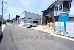 前面道路は東側に5ｍ。 スーパー・コンビニまで徒歩7分圏内＾＾ お子様から大人まで楽しめるトリアスショッピングモール・コストコまで車で約10分＾＾