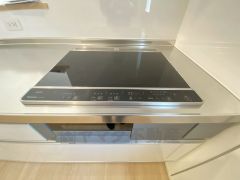 火事の心配が少なくなる、3口ＩＨコンロ。お掃除も拭き取るだけで楽々です＾＾